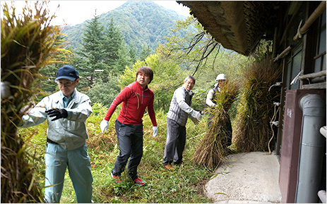 「富山県南砺市・五箇山の茅刈り体験」2