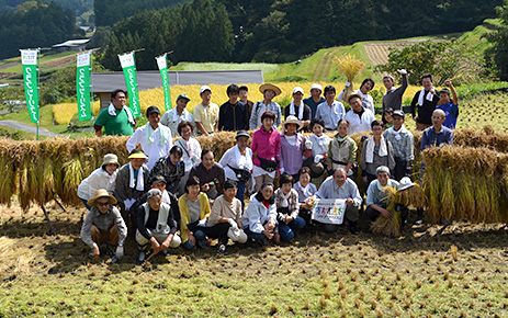 「岐阜県恵那市・坂折の棚田稲刈り体験」2